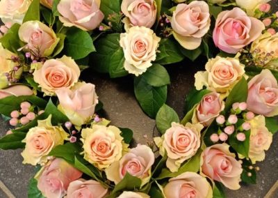 open-hart-roze-rozen-met-hypericum
