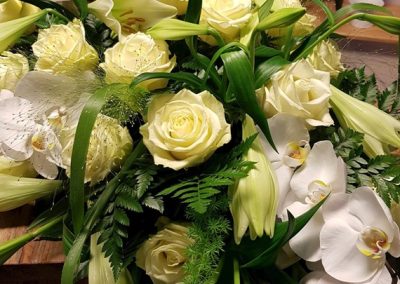 rouwstuk-lelie-met-rozen-wit