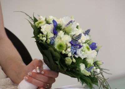 bruidsboeket-blauw-met-wit